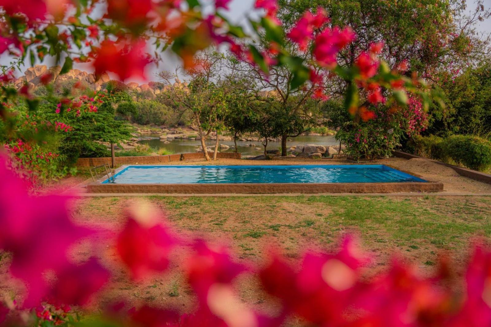 Leo Woods Hampi River View Hotel Buitenkant foto