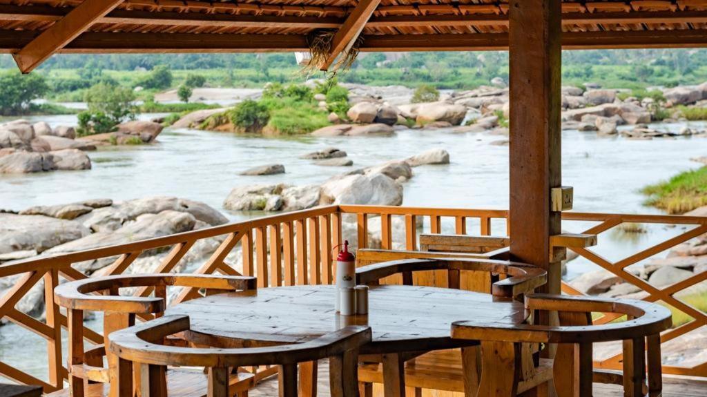 Leo Woods Hampi River View Hotel Buitenkant foto